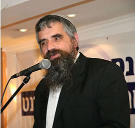 הרב שרלו: יש לארח מסתננים בהתנחלויות