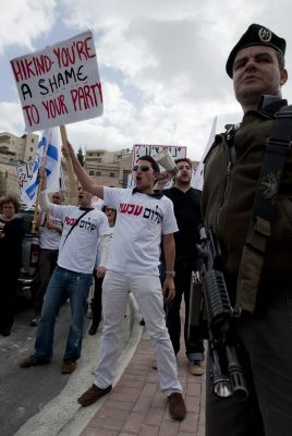 המשטרה משמשת כנהגת ושומרת של "שלום עכשיו"