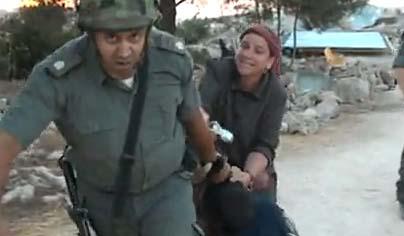 אין בושה: שוטרים גררו נער מפאותיו במהלך פינוי אלים