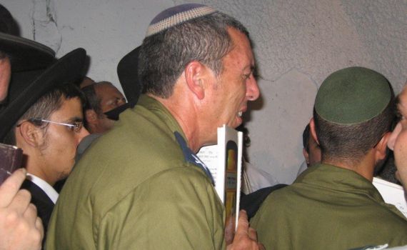 תמונות מהעלייה ההמונית לקבר יוסף בשכם. בין העולים הרבצ"ר רפי פרץ