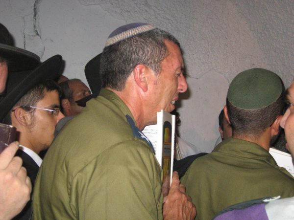 תמונות מהעלייה ההמונית לקבר יוסף בשכם. בין העולים הרבצ"ר רפי פרץ