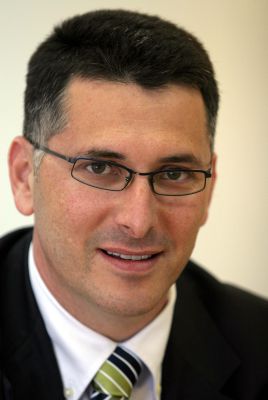 סער: הפתרון לאלימות בלימוד פרקי אבות; בשמאל זועמים