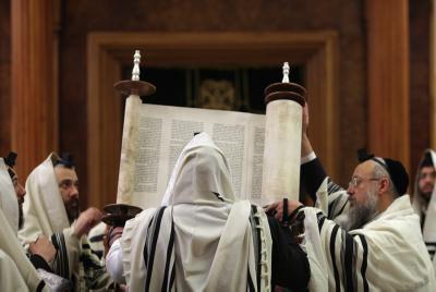 האם הגבאי עושק אתכם? כמה עולה מקום בבתי הכנסת בארץ?