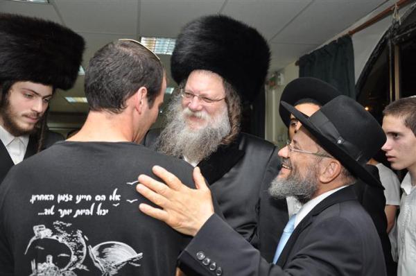 סוכת שלום: כשהאדמו"ר ערך טיש בישיבת ההסדר…