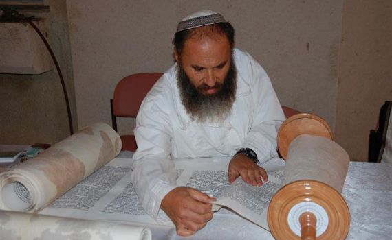 עתניאל: טקס הכנסת ספר תורה שכתב הרב רא"ם הכהן במו ידיו