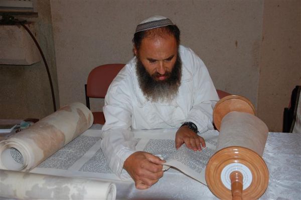 עתניאל: טקס הכנסת ספר תורה שכתב הרב רא"ם הכהן במו ידיו