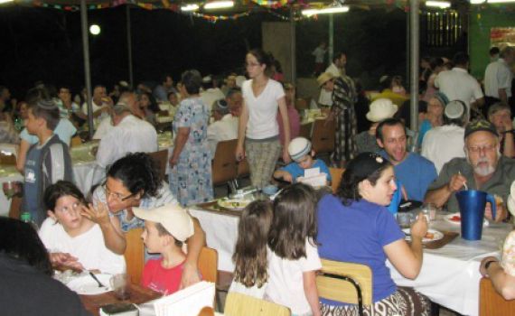 אושפיזין ענק בקיבוץ הדתי: חברי הקיבוץ הדתי ערכו ביקורי גומלין בחג הסוכות