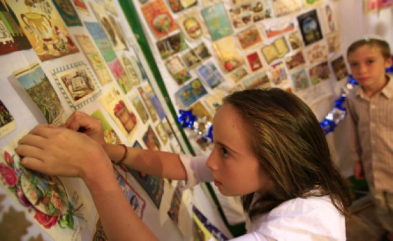 על קישוטי סוכה ועל סוכת שלום