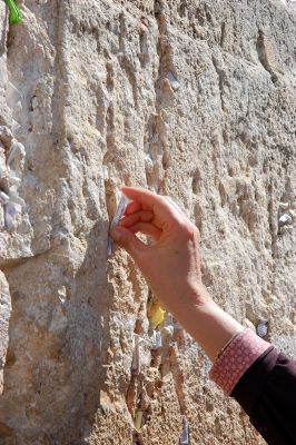 הכותל המערבי עבר ניקיון – כל הפתקים שהיו בו נגנזו