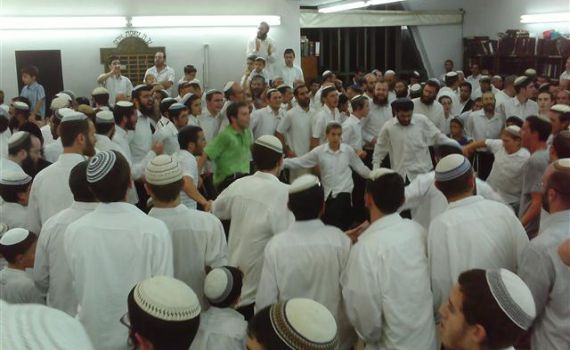 תמונות משמחת בית השואבה בישיבת "מרכז הרב"