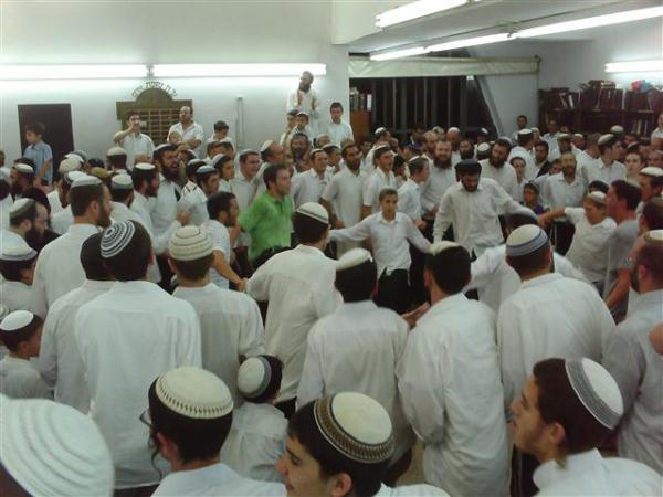 תמונות משמחת בית השואבה בישיבת "מרכז הרב"
