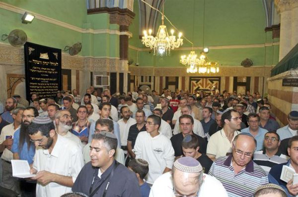 תמונות ממעמד הסליחות המרכזי במערת המכפלה