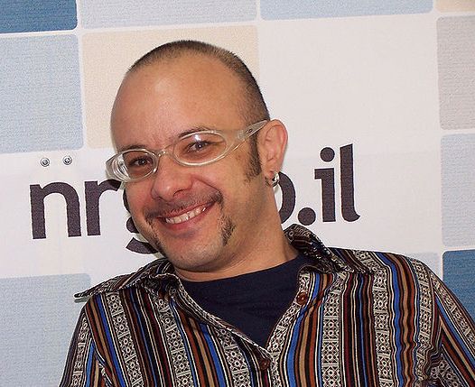 קובי אוז לא דתי ולא חילוני, אבל במופע שלו לומדים להקשיב