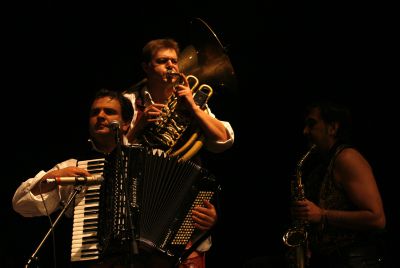 לאוהבי היידיש: יוני אילת במופע 'ציגיינער נשמה' (נשמה צוענית)