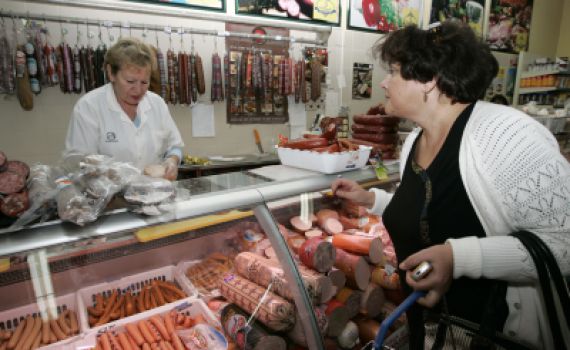 הרב עמאר משיב לרב אליהו: הנקניקיות מותרות לכל הדעות