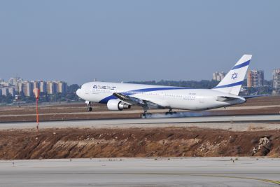 עיתונאי "הארץ" הנמלט אורי בלאו חזר לארץ