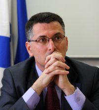 החרדים מכריזים מלחמה נגד שר החינוך גדעון סער