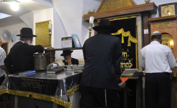 איך להפסיק את הדיבורים בבית הכנסת במהלך התפילה?