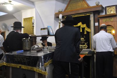 איך להפסיק את הדיבורים בבית הכנסת במהלך התפילה?