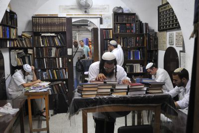 קורס גבאים מתקדם: השתלמות מקצועית נערכה לגבאי בית כנסת