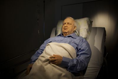 תערוכה חדשה מציעה: בואו לראות את אריאל שרון בתרדמת