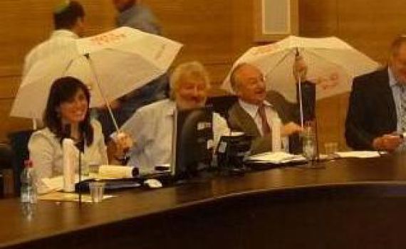 חברי הכנסת הרימו מטריות והכריזו: "חורף אחרון בקראווילות"