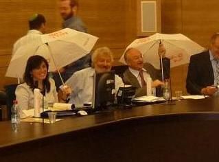 חברי הכנסת הרימו מטריות והכריזו: "חורף אחרון בקראווילות"