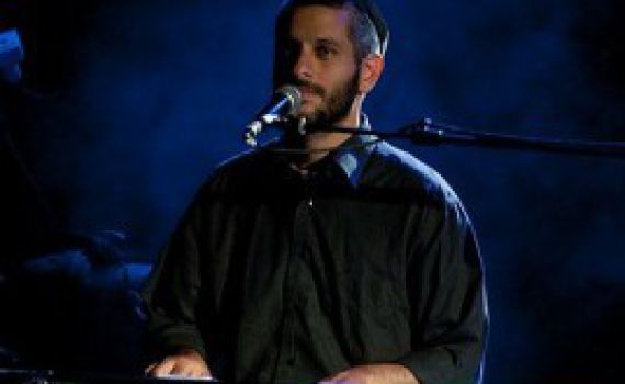 אביתר בנאי ממגנט את הקהל במופע שכולו ענווה