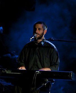 אביתר בנאי ממגנט את הקהל במופע שכולו ענווה