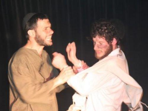 "אחים במחלוקת" – תאטרון 'אספקלריה' מציב ראי על החברה בישראל