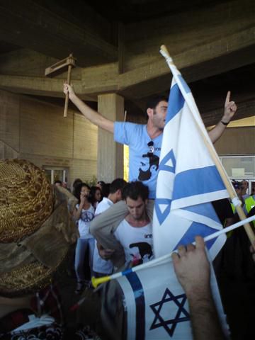 מאות סטודנטים מפגינים באוניברסיטת חיפה נגד ח"כ זועבי