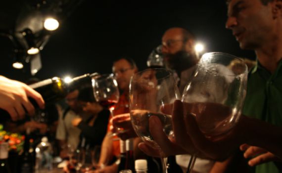 הרבנות הראשית מזהירה: מלונות יוקרה מגישים יין נסך