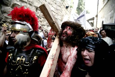 נאו אנטישמיות: היהודים "צולבים" את הפלסטינאים