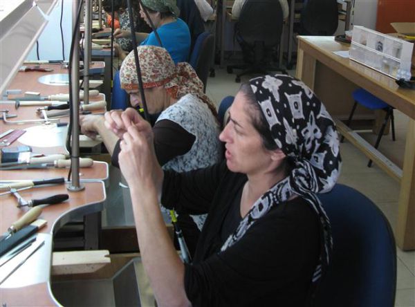 הוקם בית ספר ראשון לצורפות בקרית ארבע