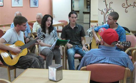 שירות לאומי: משמחים קשישים דרך המוזיקה