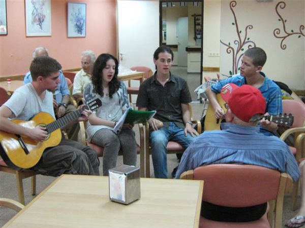 שירות לאומי: משמחים קשישים דרך המוזיקה