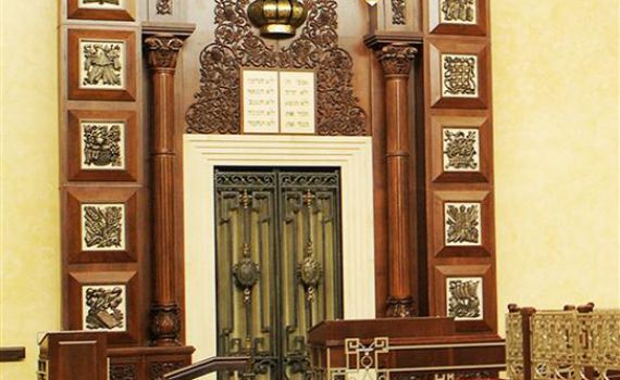 ארון קודש מפואר בסגנון הברון רוטשילד