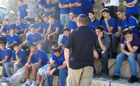 שמיניסטים דנו על "גיל ההתברות" בישיבת שעלבים