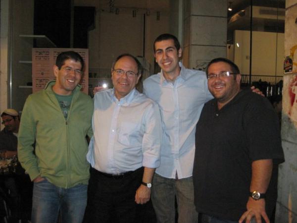 מזכ"ל שלום עכשיו הסתבך: צולם חוגג עם מתנחלים