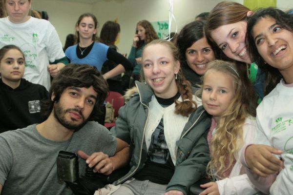 שי גבסו הופיע בפני ילדי עמותת "חברים לרפואה"