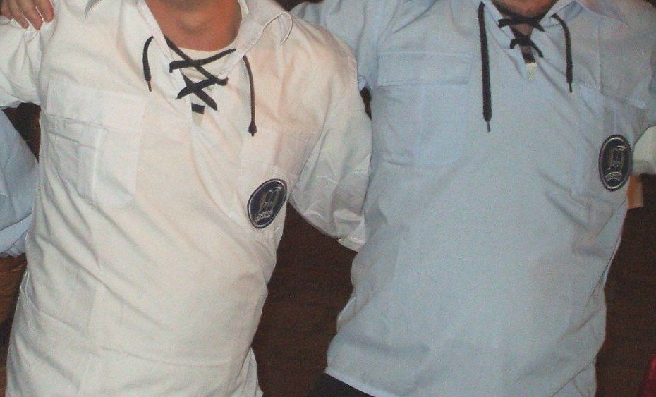 סופו של השרוך? בני עקיבא מעצבים חולצות תנועה חדשות