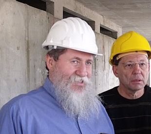 כצל'ה יצא לבדוק איך מכשירים עובדי בניה ישראלים