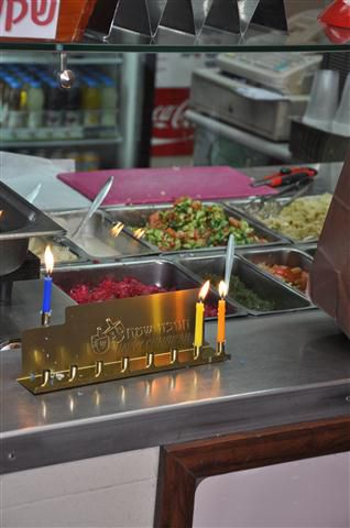 מאירים את העיר: מבצע הדלקת חנוכיות בחנויות בתל אביב