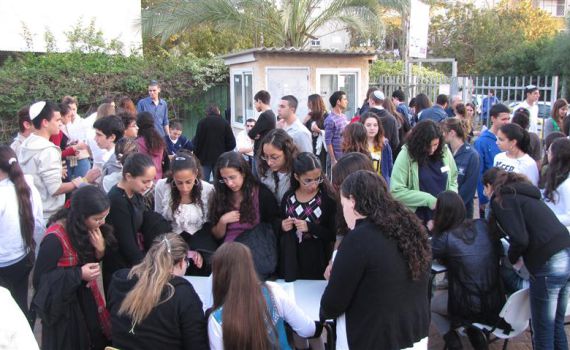 בני נוער עזבו את הפייסבוק בשביל תפילת שבת משותפת