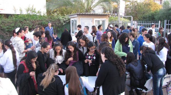 בני נוער עזבו את הפייסבוק בשביל תפילת שבת משותפת