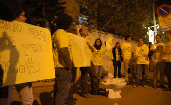 מתנגדי חוק האברכים הביאו אסלה לרה"מ: "אל תפספס"