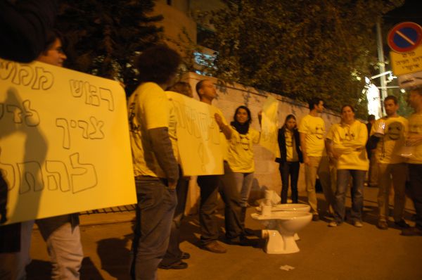 מתנגדי חוק האברכים הביאו אסלה לרה"מ: "אל תפספס"