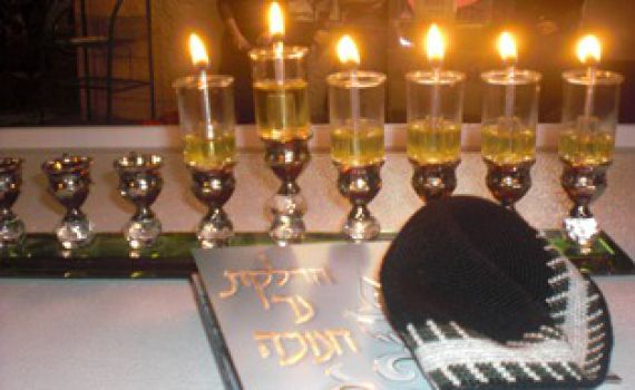 בקרית ים: הדלקת נרות חנוכה בדוכן 'מעייני הישועה'