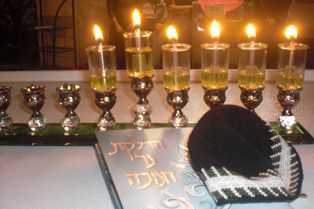 בקרית ים: הדלקת נרות חנוכה בדוכן 'מעייני הישועה'