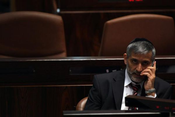 החל הקמפיין נגד ישי: "אלי, הכסא שלך בוער תתפטר"